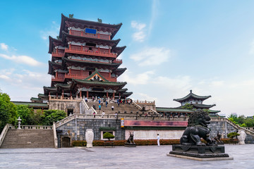 Obraz premium The ancient building next to the Lijiang River, Nanchang Tengwang Pavilion.