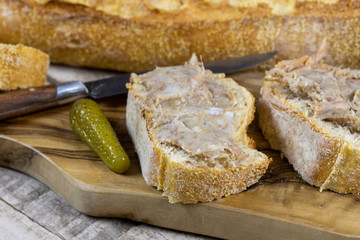 tartines de rillettes sur une planche à découper