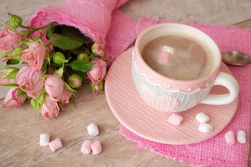 Obraz na płótnie Canvas cup in pink sweater effect with heart pattern. Pink roses, cappuccino with marshmallow
