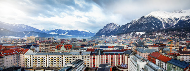 Panorama von der Stadtlandschaft von Innsbruck, Österreich, an einem kalten Wintermorgen mit...