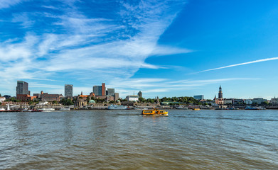 Naklejka premium Panorama Standtansicht von Hamburg mit der Elbe bei schönem Wetter