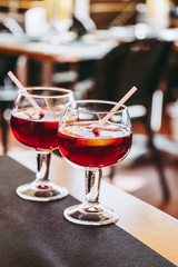 Deux verres de sangria sur une table de bistro