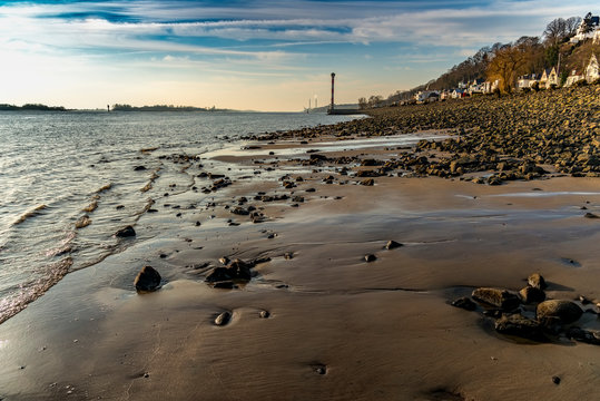 Der Elbstrand in Hamburg Blankenese im Winter