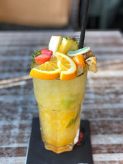 Tropical Cocktail mit vielen Früchten