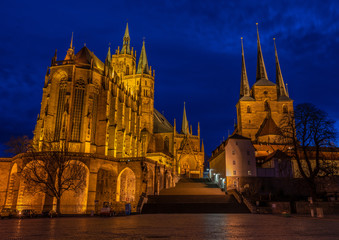 Fototapeta na wymiar Dom und Severikirche in Erfurt bei Nacht