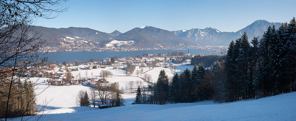 Fototapeta na wymiar view from lookout point called Prinzenruhe, to lake tegernsee in winter