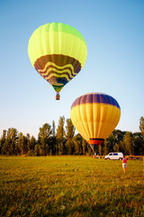 Obraz premium Balloon in the field. Preparing for flight.