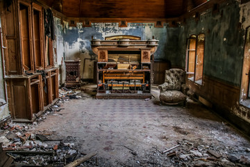 Fototapeta na wymiar vieux piano dans maison abandonnée