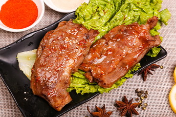 It's made by slicing the meat from the thighs of the sheep and baking it with honey sauce