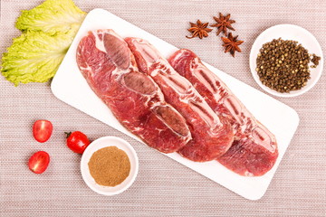 Slice the fresh spare ribs into different shapes and put them on the plate