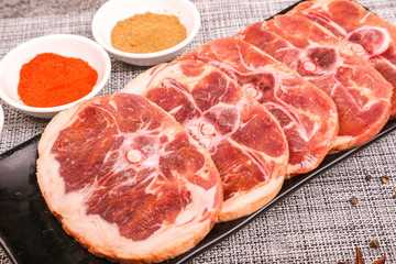 Slice the fresh spare ribs into different shapes and put them on the plate