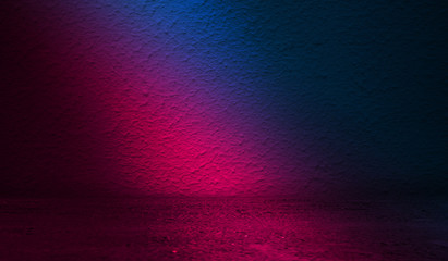 Obraz premium Dark abstract background. Background of an old concrete wall illuminated by a blue and pink neon spotlight