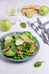 Brown pasta with vegetables