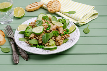 Brown pasta with vegetables