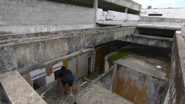 freerunner jumps from a roof to escape from a building