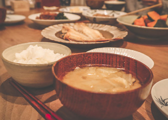 日本の食卓、ご飯と味噌汁。