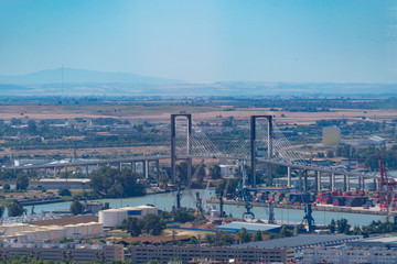 Panorámica del puente del V Centenario en Sevilla