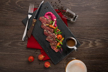 Slice premium meats topping with Thai garlic sauces.