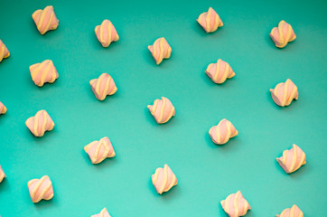 Obraz premium Pink marshmallows on a blue background