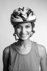 Ritratto in B/N di ragazza con il caschetto in testa e, isolata su sfondo neutro