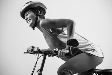 Obraz na płótnie Canvas ragazza con il caschetto in testafatica nella sua bici , isolata su sfondo neutro