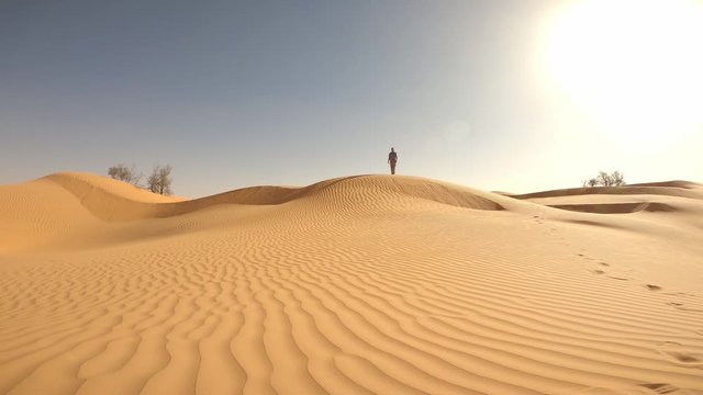 Uomo nel deserto
