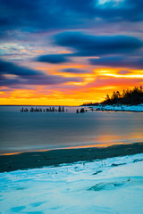 Obraz premium Beautiful sunrise at the ruins of the old ferry wharf.