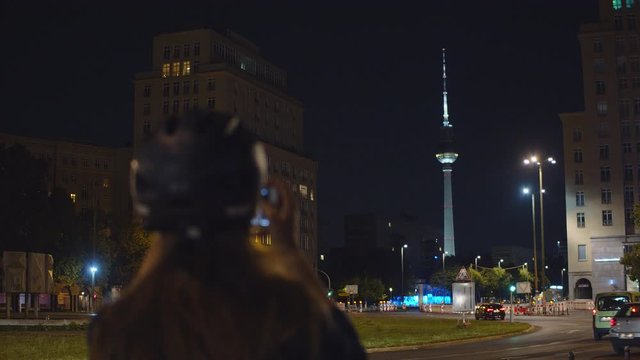 Berlin por la noche, con la torre de comunicaci&oacute;n a la distancia