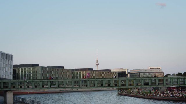 Puente sobre el rio en Berlin y torre de telecomunicaciones