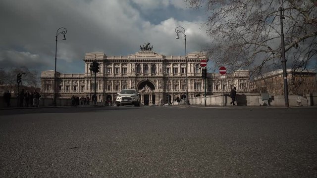 Roma, Italia. Palazzo di Giustizia, anche detto Palazzaccio, sede della Corte Suprema di Cassazione con passaggio di automezzi. Timelapse