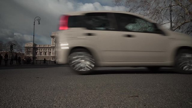 Roma, Italia. Palazzo di Giustizia, anche detto Palazzaccio, sede della Corte Suprema di Cassazione con passaggio di automezzi. Timelapse