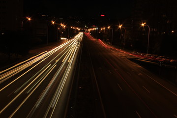 Fototapeta na wymiar traffic on the highway at night