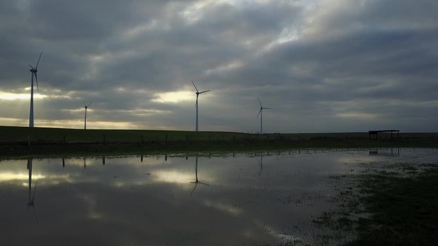 eolienne vent energie electricit&eacute; intemprie nuages