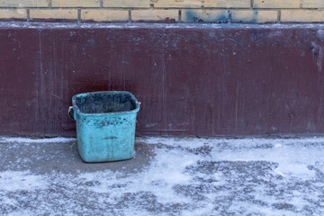 Obraz premium a plastic bucket instead of an ashtray on the street