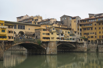 Fototapeta na wymiar Firenze old bridge and Arno river.jpg