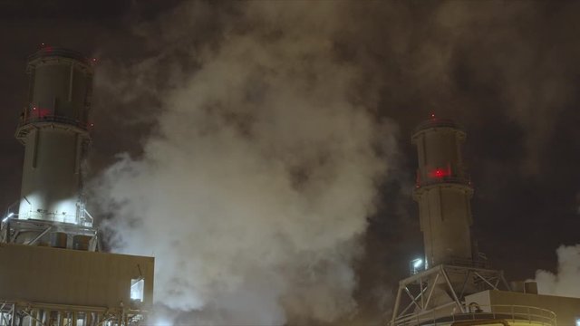 Industria y contaminaci&oacute;n en barcelona, fabrica por la noche