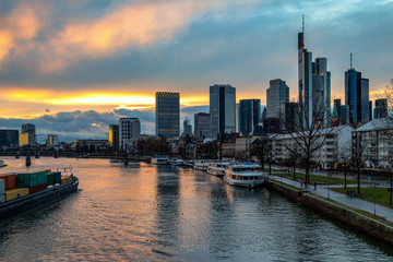 Fototapeta premium Sonnenuntergang in der Metropole