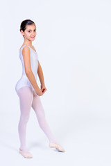 bailarina de ballet con  tutu blanco aislada con fondo blanco. Clases de ballet en la escuela de danza clásica