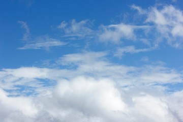 Nubes en día despejado