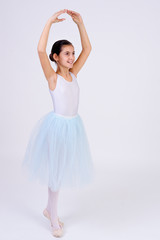 Fototapeta na wymiar bailarina de ballet con tutu blanco aislada con fondo blanco. Clases de ballet en la escuela de danza clásica