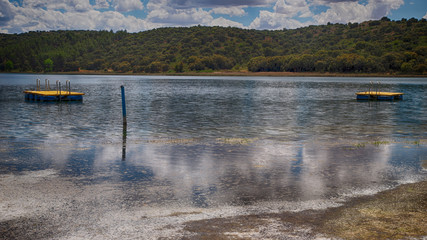 Laguna en calma con dos plataformas flotantes amarillas