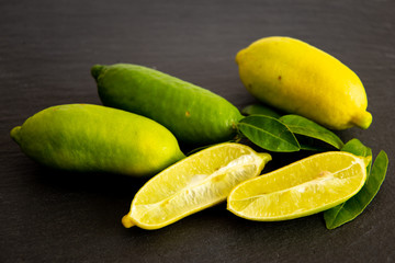 finger lime tagliati, su tagliere scuro