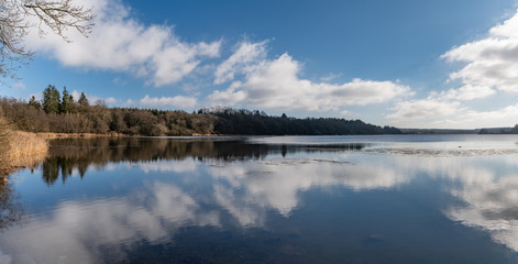 Wolken über dem Dreifelder Weiher im Westerwald