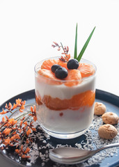 Mandarinen Joghurt Creme Nachtisch Dessert süß Blaubeeren Heidelbeeren Glas Dekoration