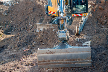 Hausbau, Ausheben einer Baugrube mit Bagger