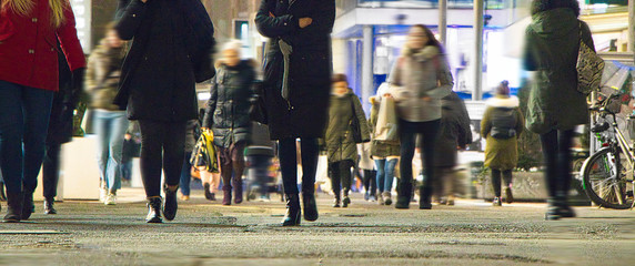 Fussg&auml;nger in der Shoppingmeile  