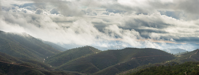 Montanha com núvens