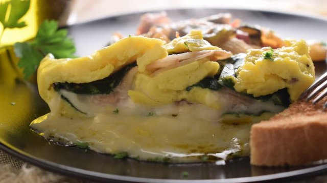 Frittata con ripieno di formaggio taleggio e pere ft0202_0065 Omelette with Taleggio cheese and pear filling