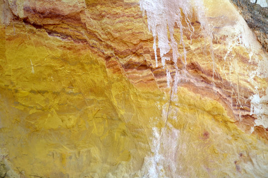 D&eacute;tail d'un mur d'ocre jaune vif de la carri&egrave;re de Roussillon dans le Vaucluse, vall&eacute;e du Luberon, Provence, France, Europe, attraction touristique populaire