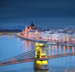 Obraz premium Słynny Most Łańcuchowy z węgierskim parlamentem w tle